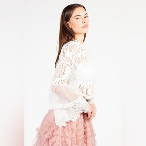Apeach x honey white Addison Lace Bell Sleeve cropped Blouse small